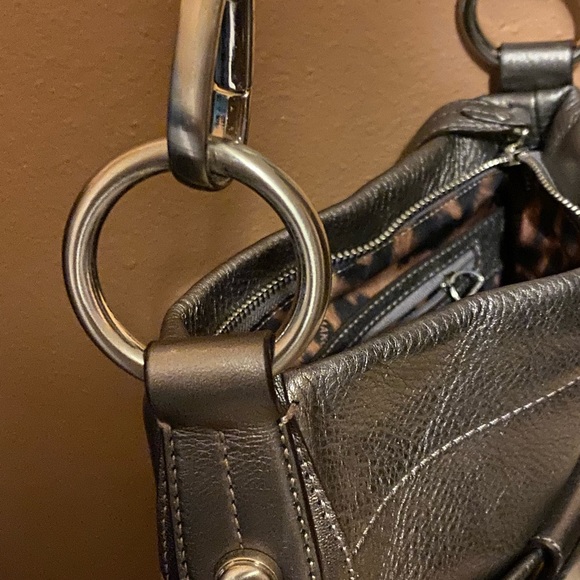 B. Makowsky vintage metallic silver crossbody bag with leopard print lining - Picture 6 of 10